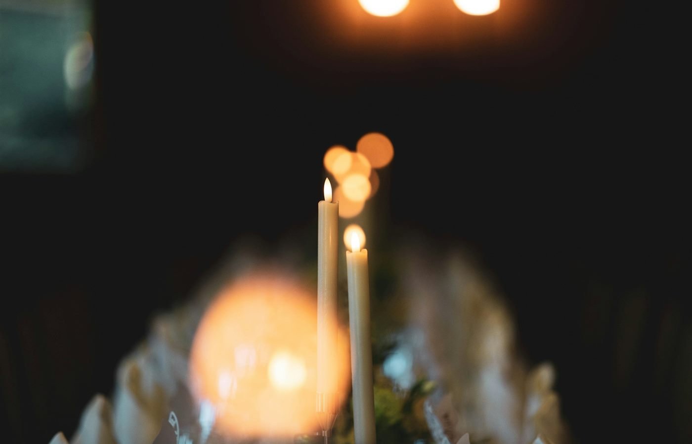 Mesa de gala iluminada con velas