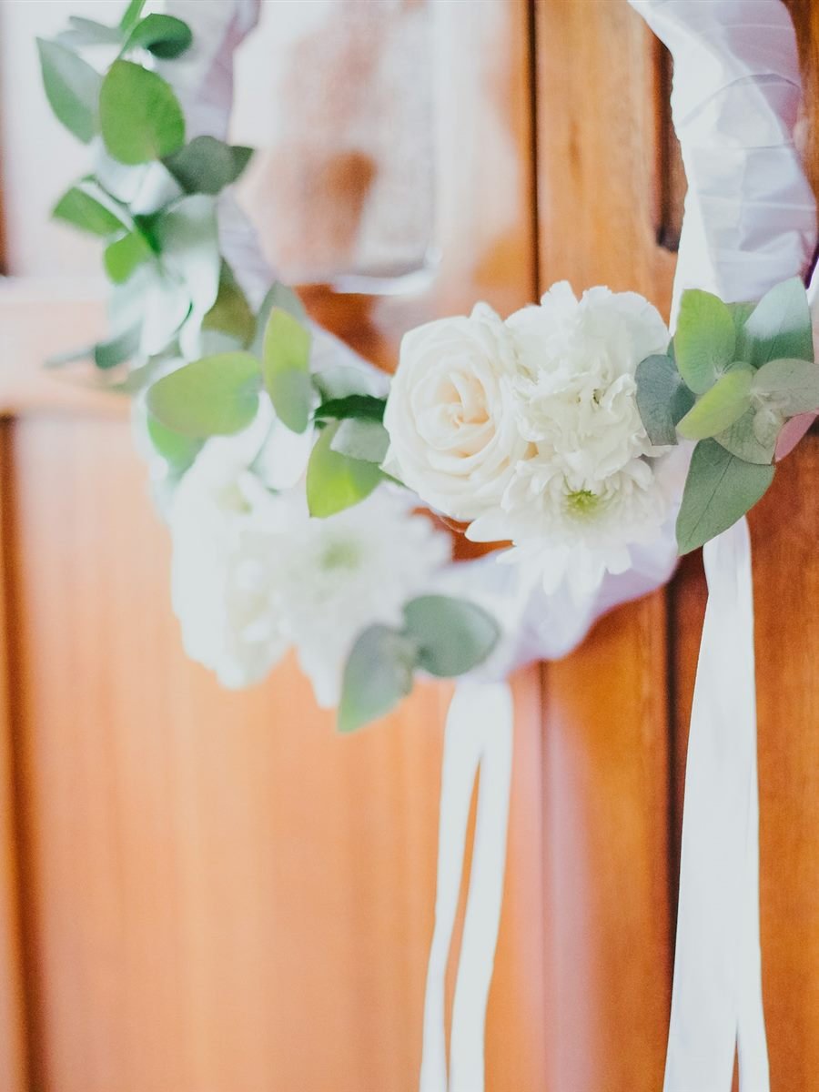 Corona de flores blancas